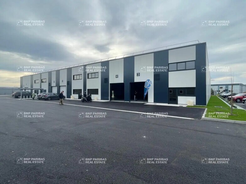 Local d'activités dans Blanquefort à vendre - Photo de l’immeuble – Image 3 sur 7