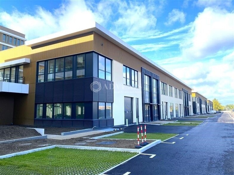 Bureau dans Nanterre à louer - Photo de l’immeuble – Image 1 sur 12