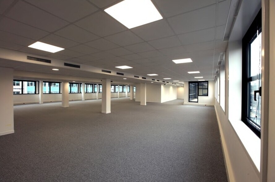 Bureau dans Levallois-Perret à louer - Photo de l’immeuble – Image 2 sur 7