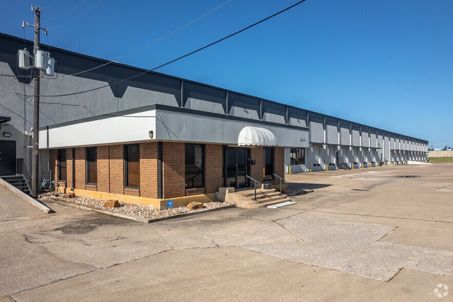 8330 Endicott Ln, Dallas, TX à louer - Photo de l’immeuble – Image 3 sur 8