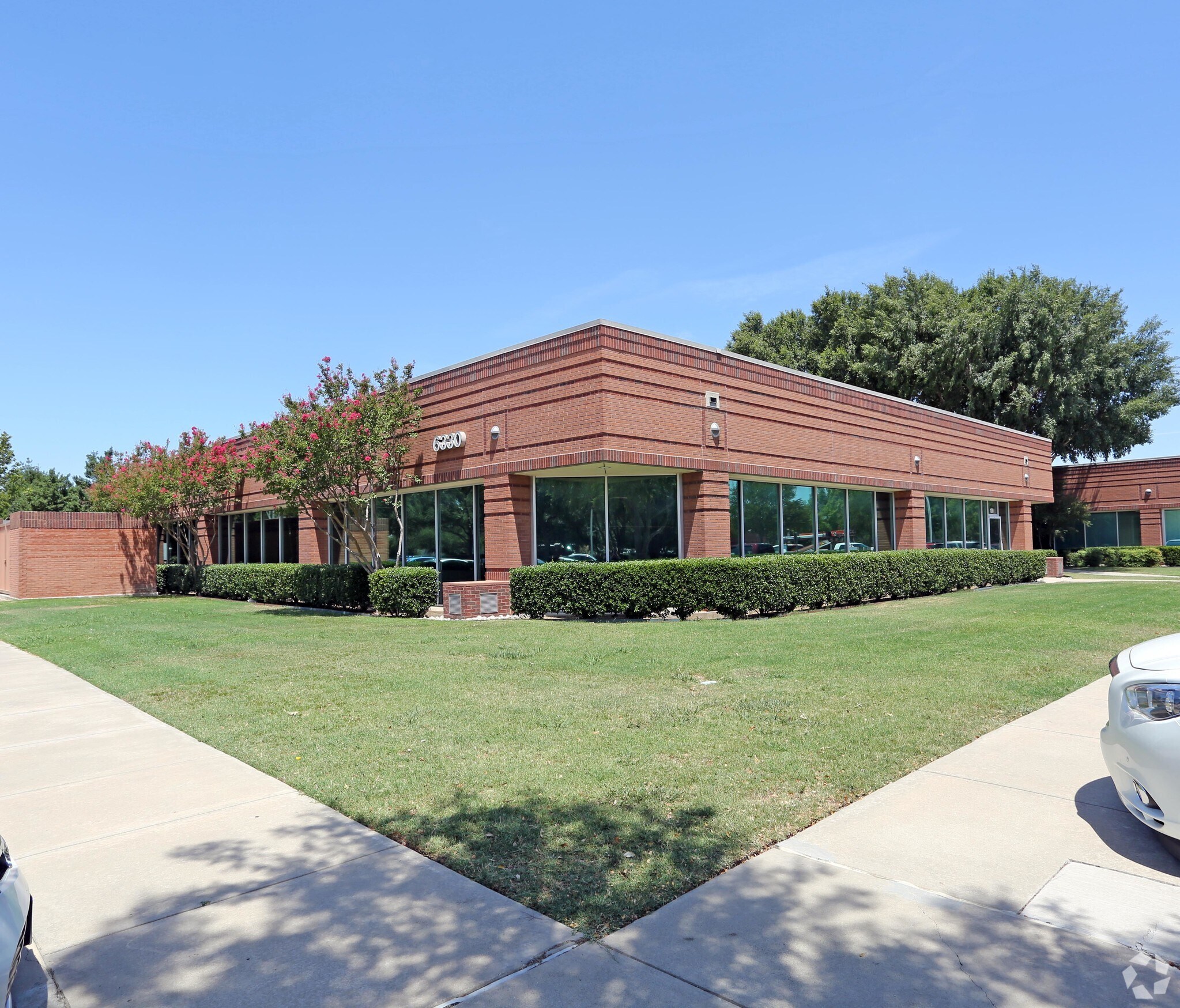 6330 Commerce Dr, Irving, TX à louer Photo de l’immeuble– Image 1 sur 23