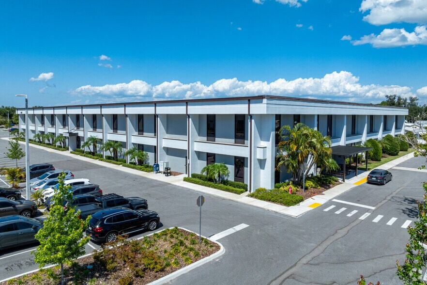 8550 Ulmerton Rd, Largo, FL à louer - Photo de l’immeuble – Image 3 sur 5