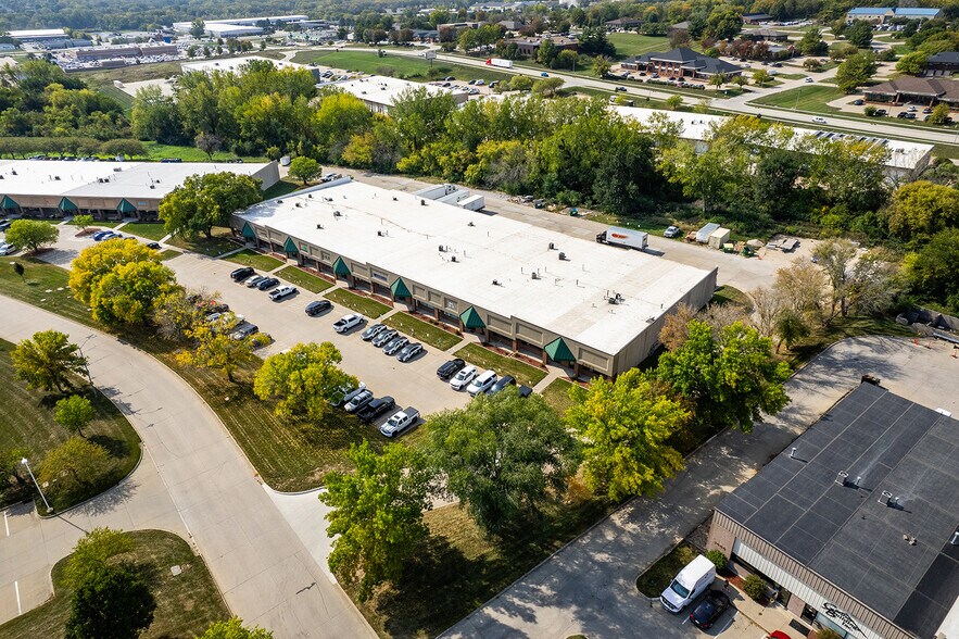 2990 Justin Dr, Urbandale, IA à louer - Photo de l’immeuble – Image 3 sur 3