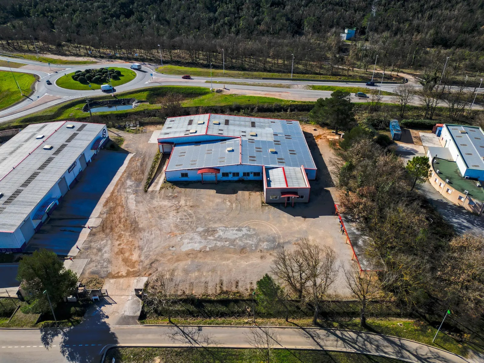 Local d'activités dans Brignoles à vendre Photo de l’immeuble– Image 1 sur 17