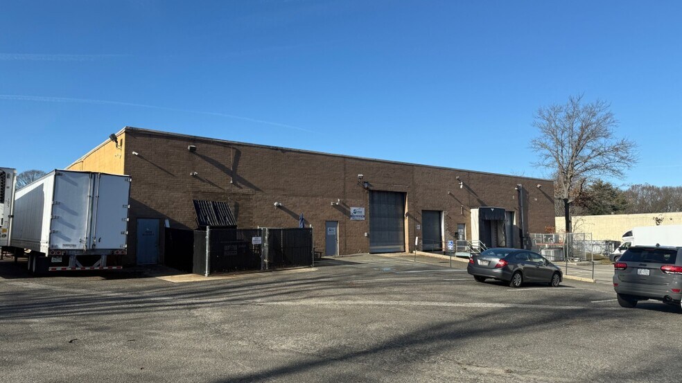 50 Constance Ct, Hauppauge, NY à louer - Photo de l’immeuble – Image 2 sur 2