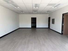 8841-8863 Canoga Ave, Canoga Park, CA à louer Photo intérieure– Image 2 sur 6