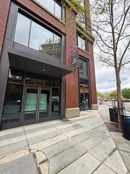 900 Middlefield Ave, Redwood City, CA à louer - Photo de l’immeuble – Image 3 sur 8