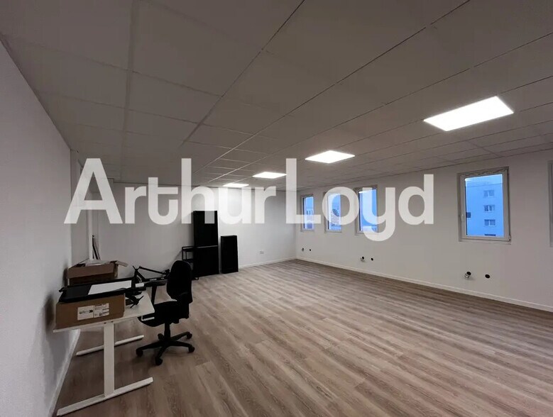 Bureau dans Caen à louer - Photo de l’immeuble – Image 2 sur 3