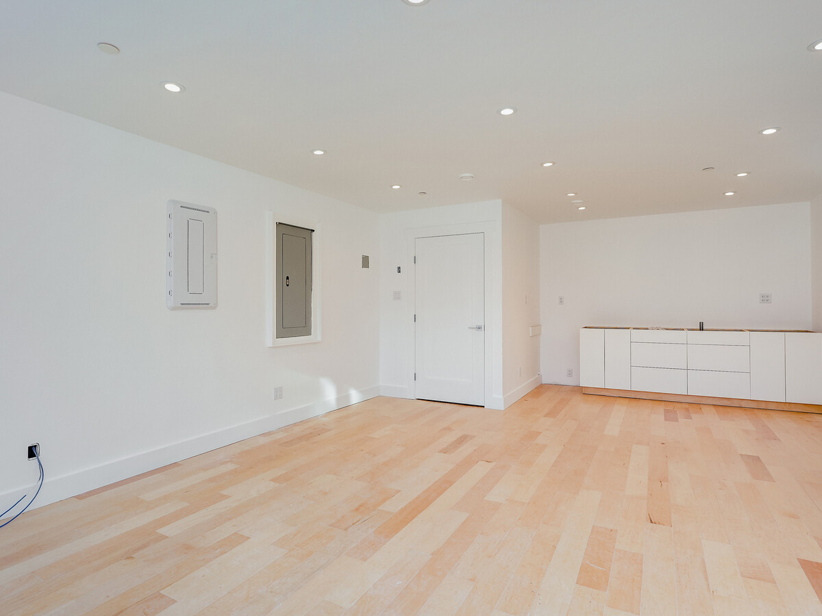 1105 Pandora Ave, Victoria, BC V8V 3N8 - Lot 109 -  - Photo intérieure - Image 1 of 8