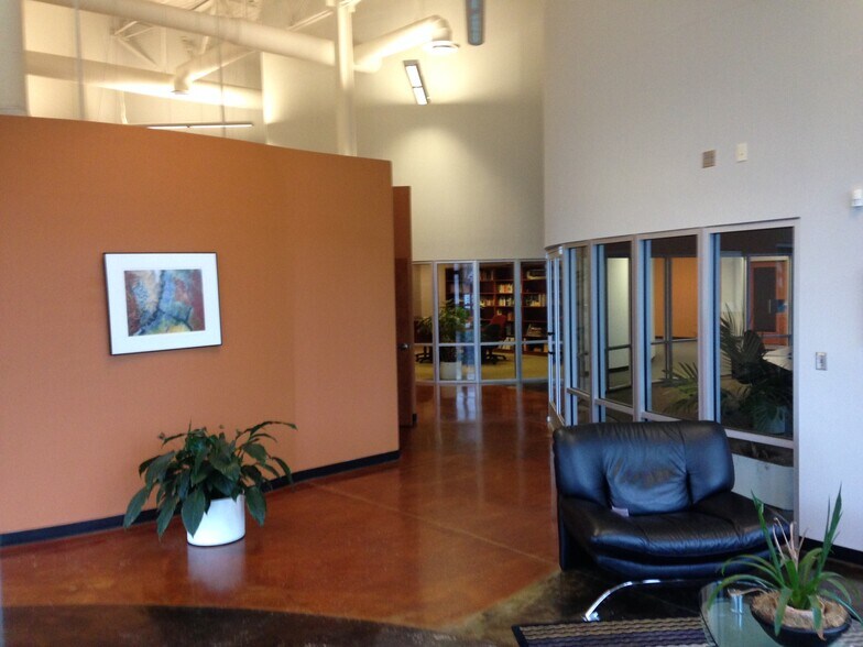 9820 Northcross Center Ct, Huntersville, NC à louer - Photo de l’immeuble – Image 3 sur 8