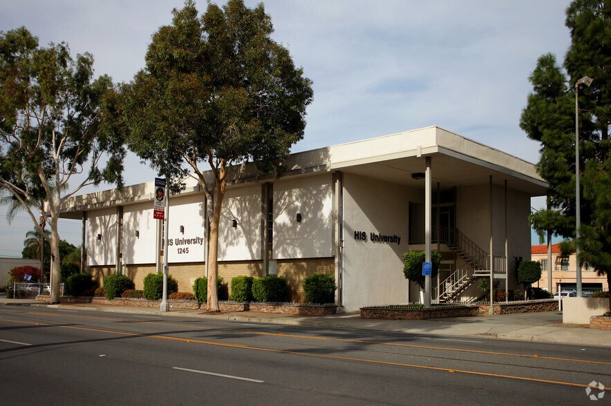 1245 W 6th St, Corona, CA à louer - Photo principale – Image 1 sur 15