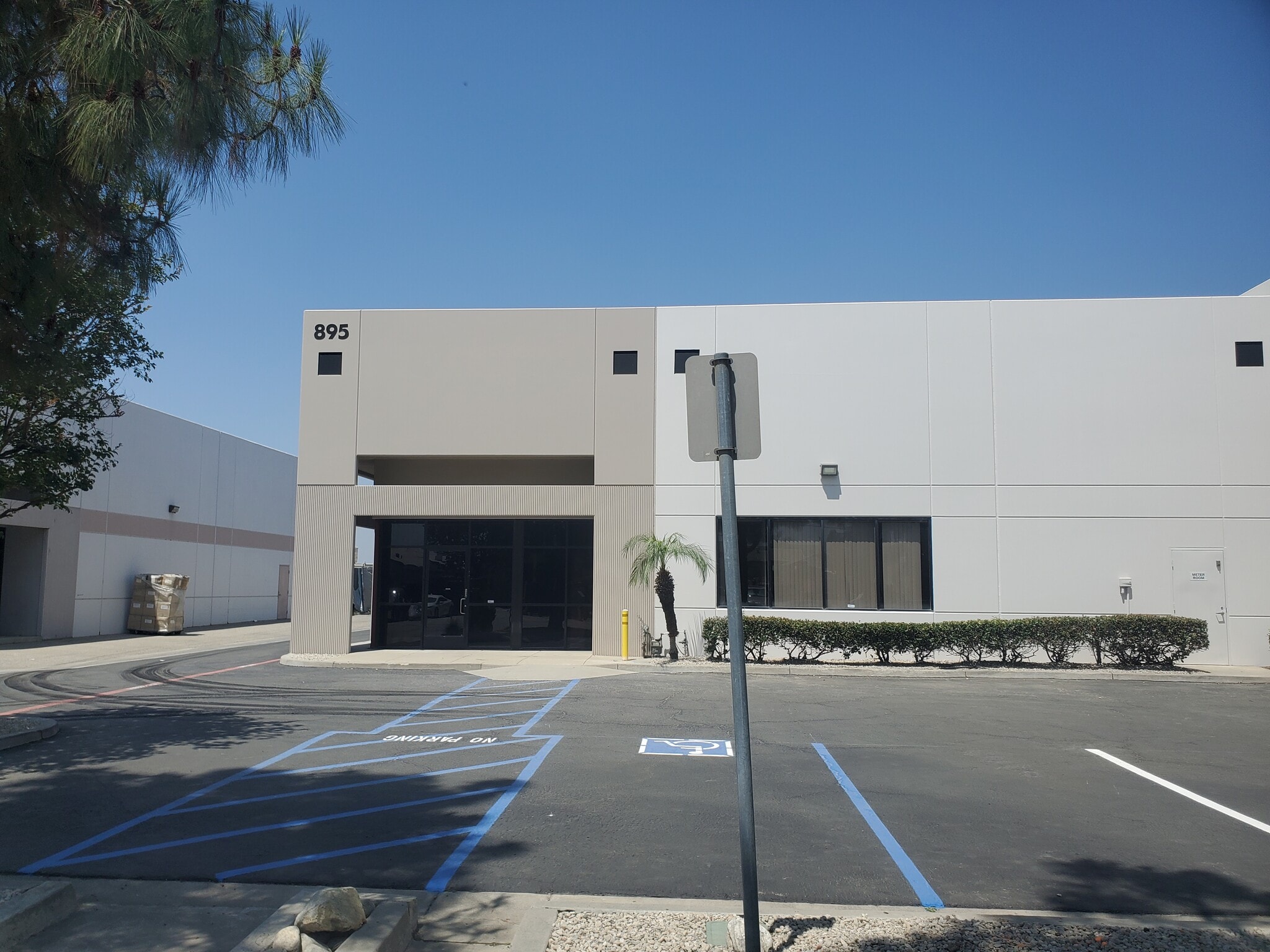 895 N Todd Ave, Azusa, CA à louer Photo intérieure– Image 1 sur 2