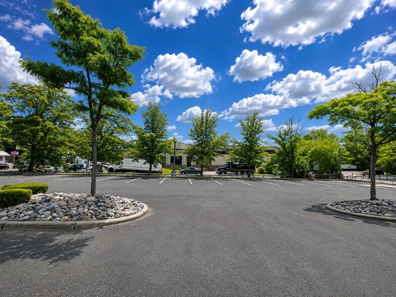 331 Saw Mill River Rd, Elmsford, NY à louer - Photo de l’immeuble – Image 2 sur 5
