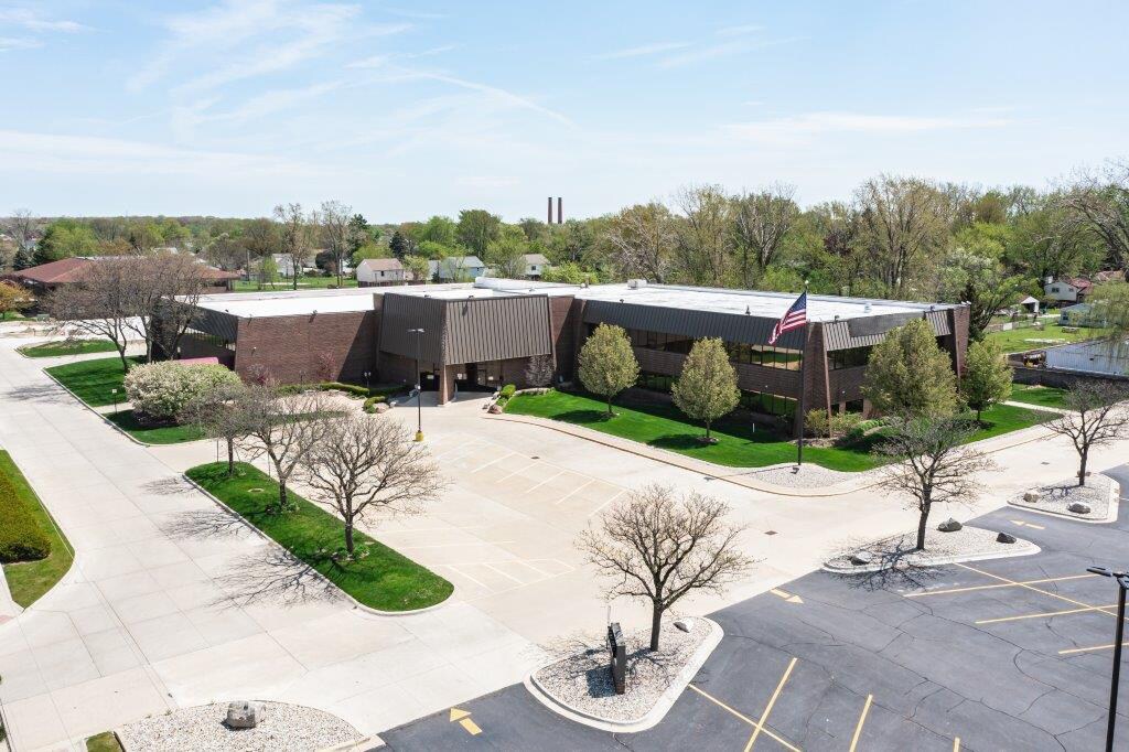 876 Horace Brown Dr, Madison Heights, MI à louer Photo de l’immeuble– Image 1 sur 6