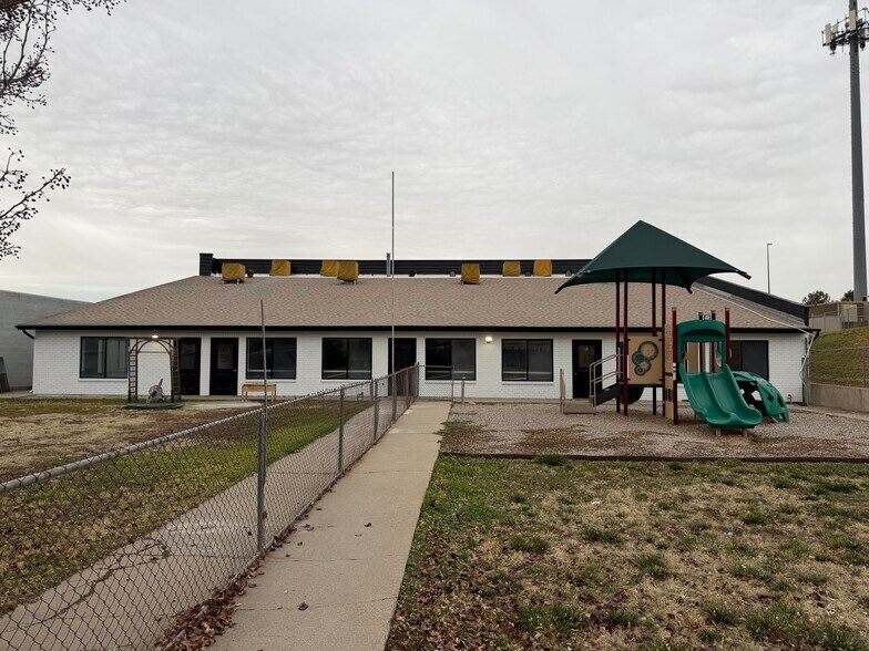 2182 N Hill Field Rd, Layton, UT à louer - Photo de l’immeuble – Image 3 sur 26