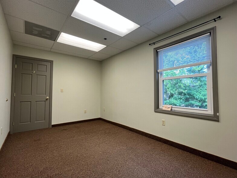19 Kilton Rd, Bedford, NH à louer - Photo de l’immeuble – Image 2 sur 8