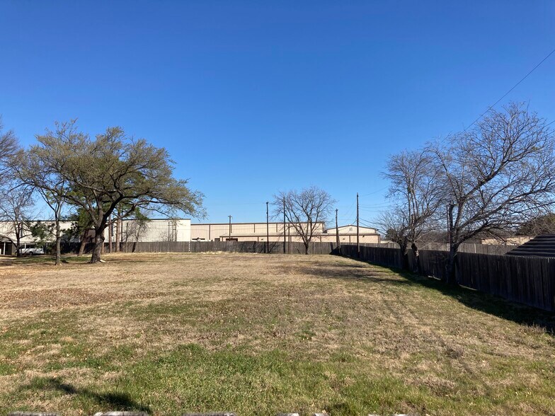 1218 W Shady Grove Rd, Grand Prairie, TX à vendre - Photo de l’immeuble – Image 3 sur 6