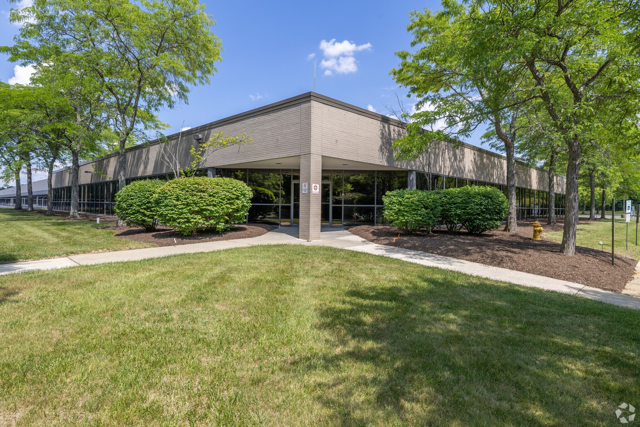 400 Cabot Dr, Hamilton, NJ à louer Photo de l’immeuble– Image 1 sur 29