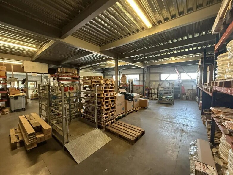 Industriel/Logistique dans Fréjus à louer - Photo de l’immeuble – Image 3 sur 14