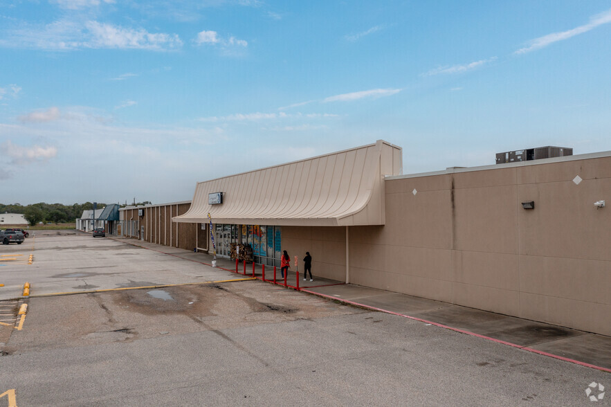 1033 Dixie Dr, Clute, TX à louer - Photo de l’immeuble – Image 3 sur 9