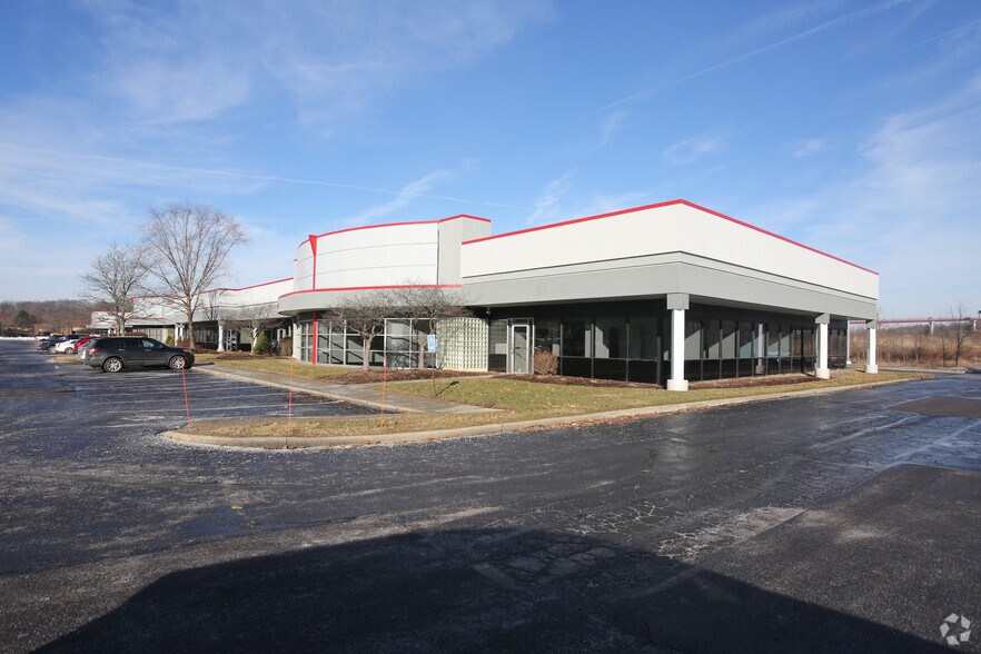 8555 Sweet Valley Dr, Valley View, OH à louer - Photo principale – Image 1 sur 19