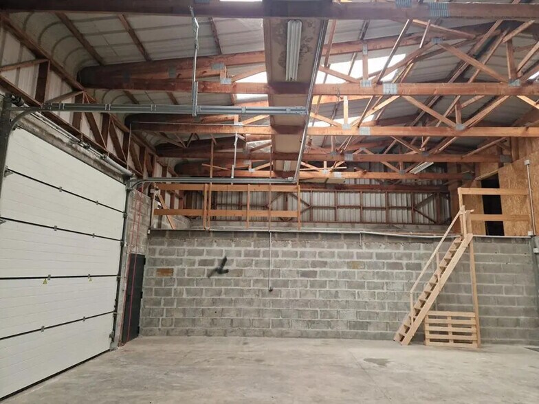 Local d’activités dans Caen à louer - Photo de l’immeuble – Image 2 sur 2