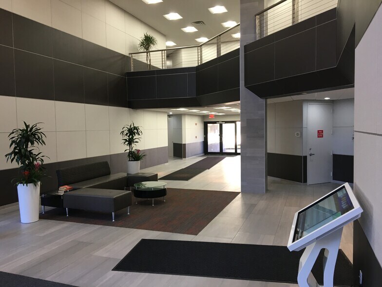 1 Paragon Dr, Montvale, NJ à louer - Hall d’entrée – Image 2 sur 8