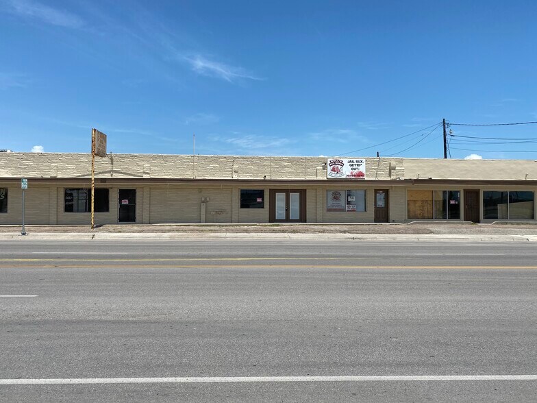 122-126 N Staples St, Corpus Christi, TX à louer - Photo de l’immeuble – Image 3 sur 4