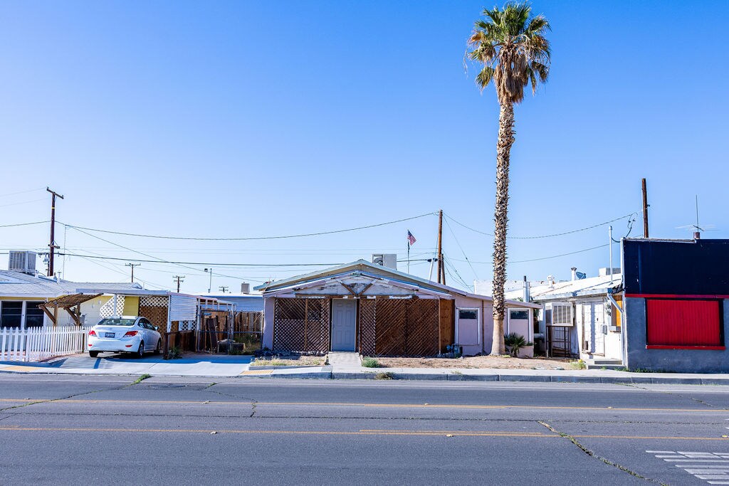 324 W Ridgecrest Blvd, Ridgecrest, CA à vendre Photo principale– Image 1 sur 23