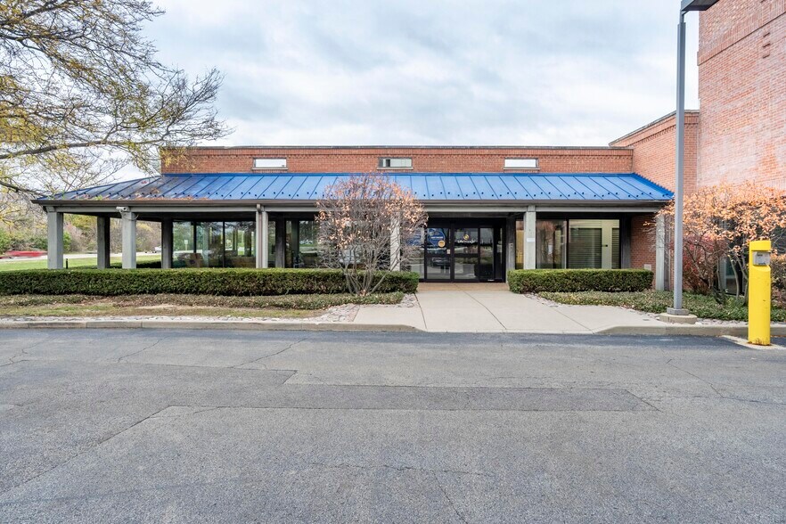 1455 S Barrington Rd, Barrington, IL à louer - Photo de l’immeuble – Image 1 sur 10