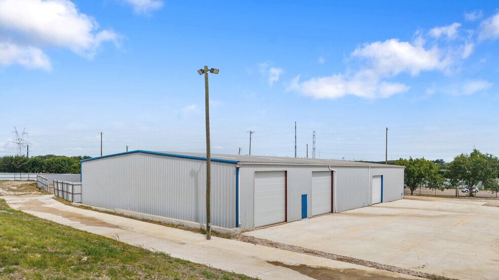 5956 W Jefferson Blvd, Dallas, TX à louer - Photo de l’immeuble – Image 3 sur 20