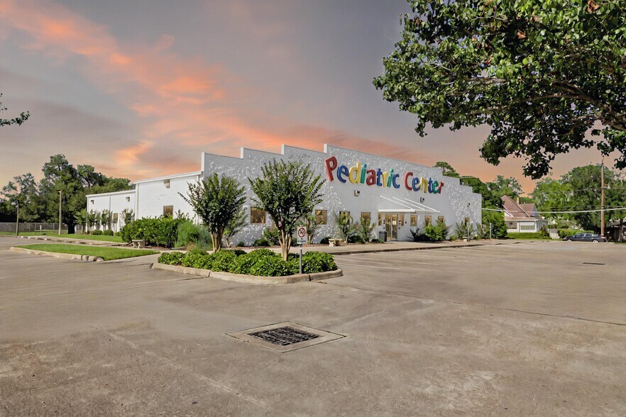 1300 Main St, Richmond, TX à vendre - Photo de l’immeuble – Image 1 sur 15
