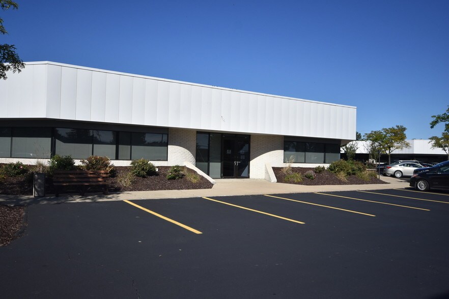 1225 E Big Beaver Road, Troy, MI à vendre - Photo principale – Image 1 sur 10