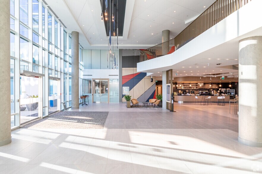 4321 Still Creek Dr, Burnaby, BC à louer - Hall d’entrée – Image 2 sur 14