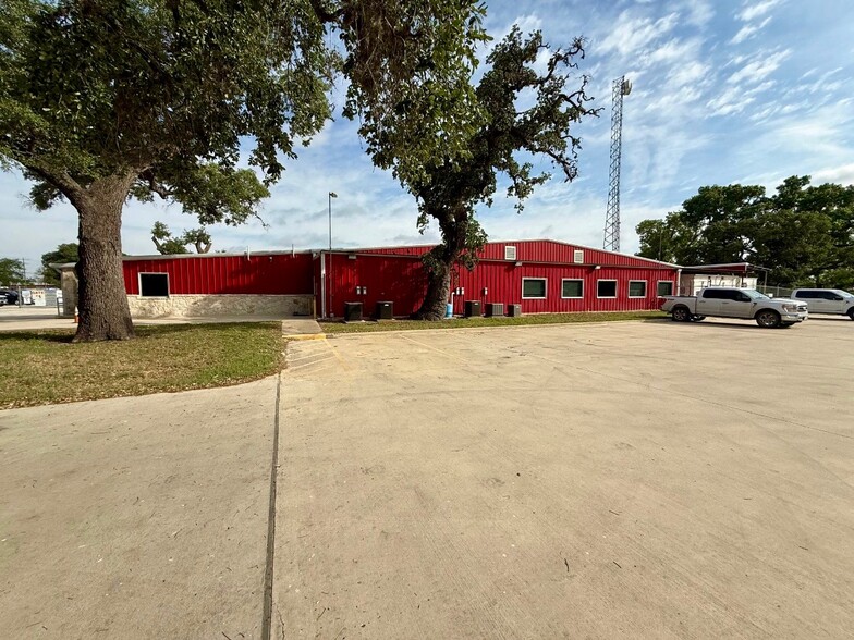 1200 Bensdale Rd, Pleasanton, TX à vendre - Photo de l’immeuble – Image 2 sur 13