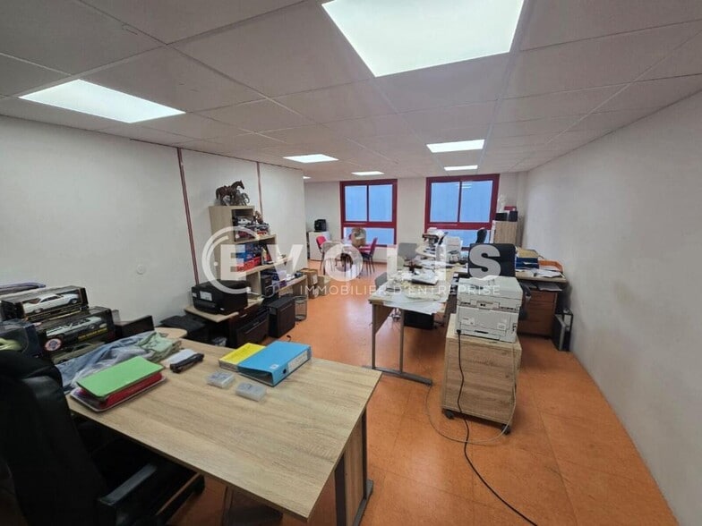 Bureau dans Étréchy à louer - Photo intérieure – Image 3 sur 9