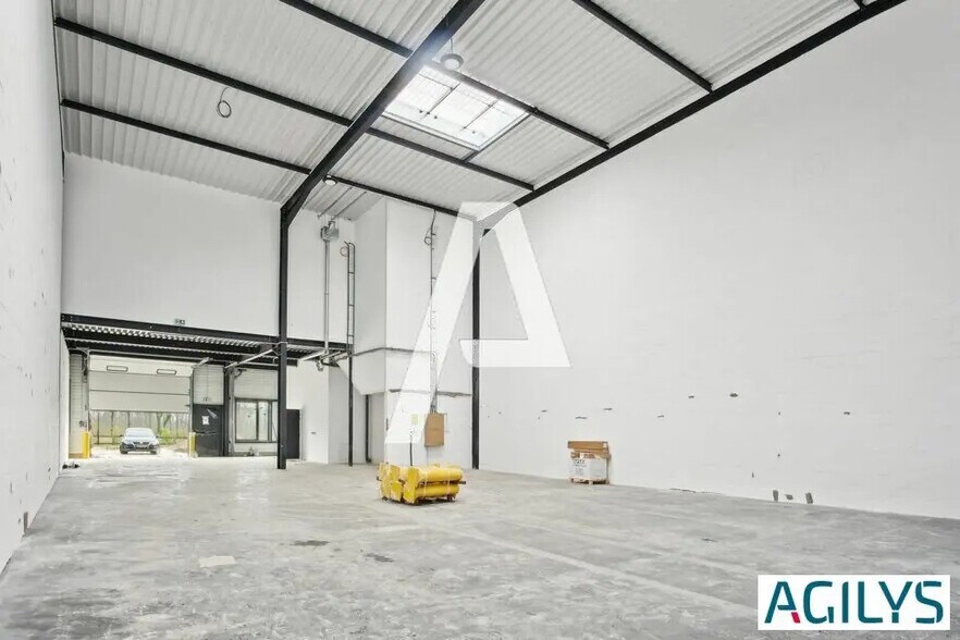 Local d'activités dans Courtry à vendre - Photo de l’immeuble – Image 3 sur 4