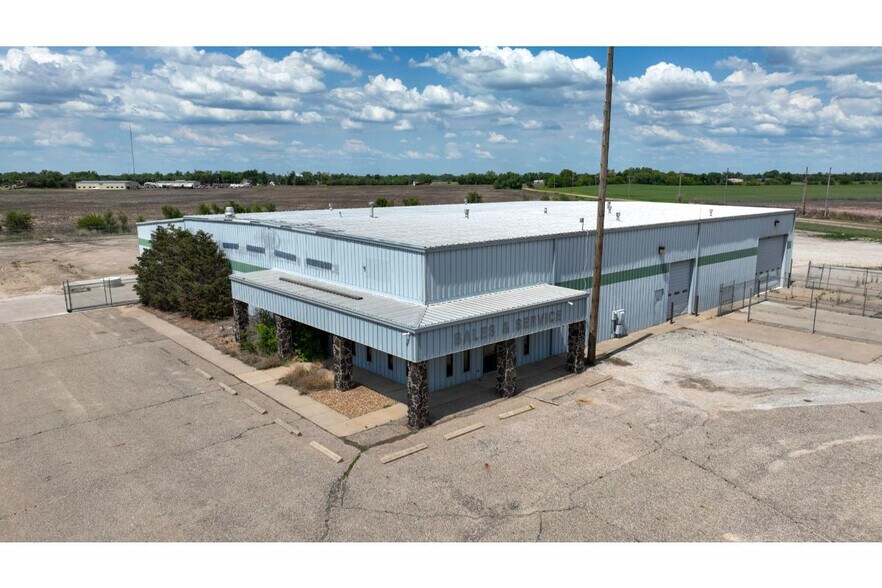 241 SE 10 Rd, Great Bend, KS à vendre - Photo principale – Image 1 sur 57