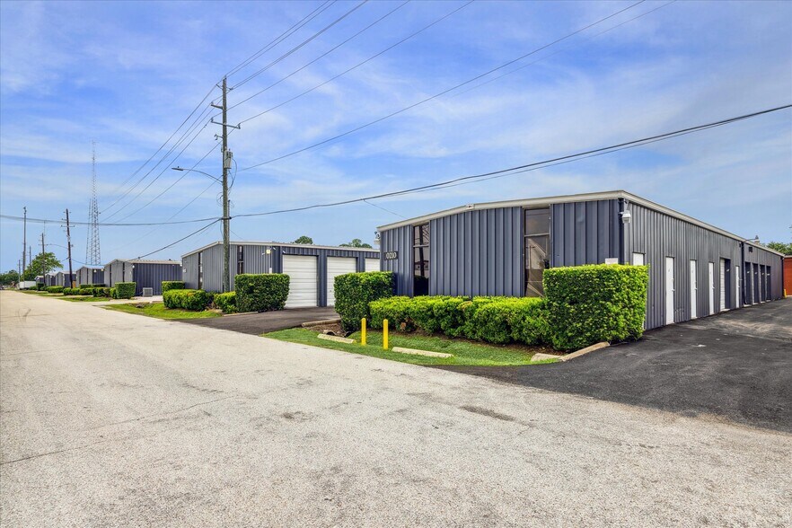 10226 Georgibelle Dr, Houston, TX à louer - Photo de l’immeuble – Image 1 sur 7