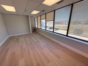 1150 Eglinton Ave E, Mississauga, ON à louer Photo intérieure– Image 1 sur 2