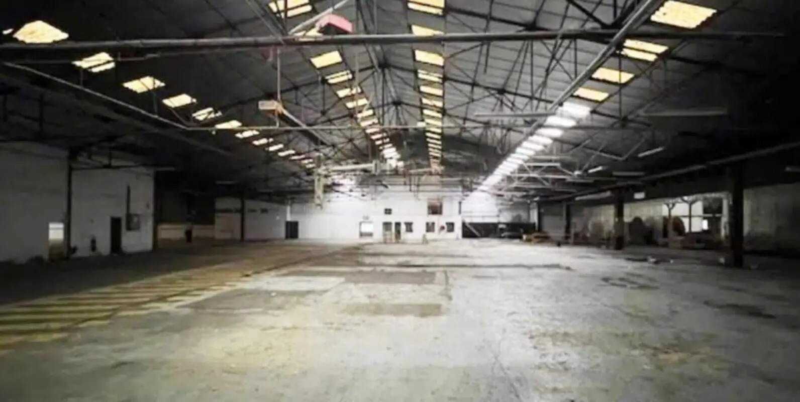 Local d'activités dans Thiverval-Grignon à vendre Photo de l’immeuble– Image 1 sur 12