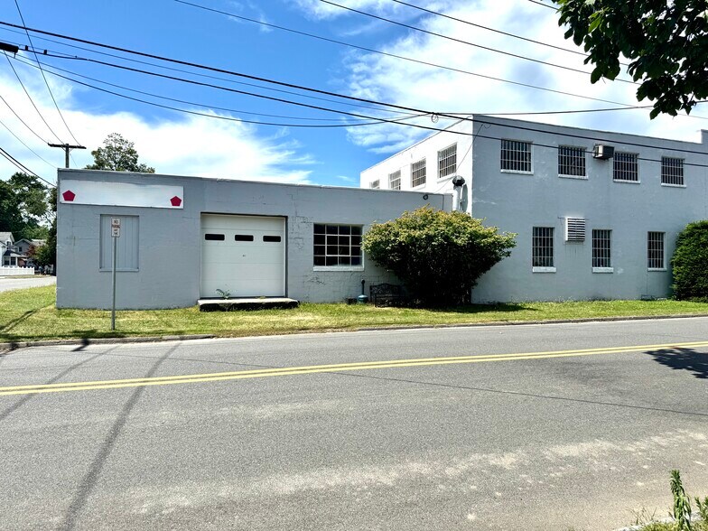 151 Heywood Ave, West Springfield, MA à louer - Photo de l’immeuble – Image 1 sur 3