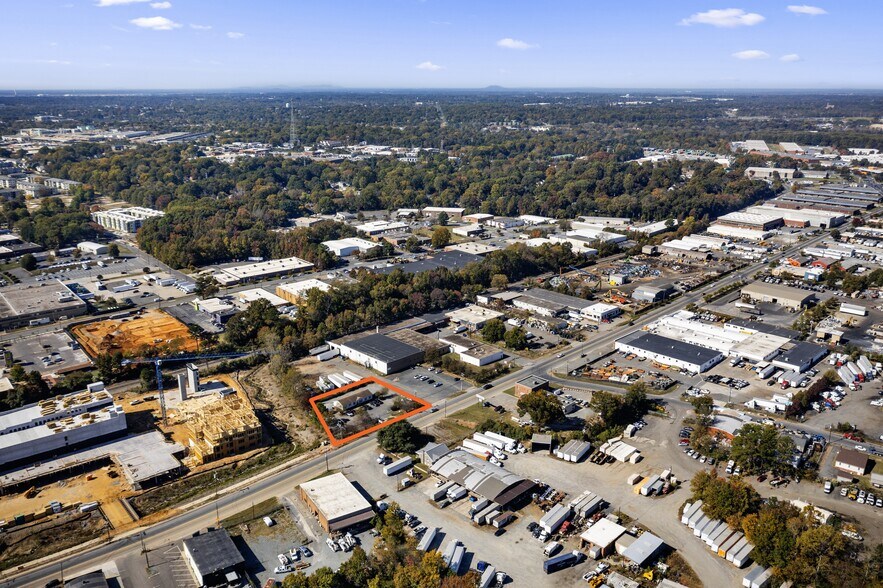 227 Atando Ave, Charlotte, NC à louer - Photo de l’immeuble – Image 3 sur 10