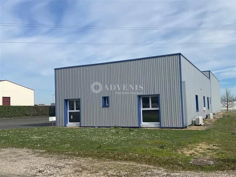 Local d'activités dans Vendôme à vendre - Photo de l’immeuble – Image 2 sur 9