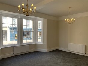 42 Clarence St, Cheltenham à louer Photo intérieure– Image 1 sur 3