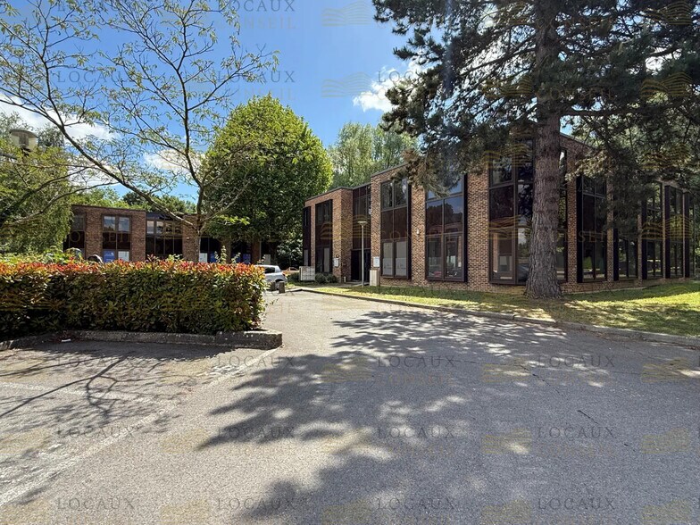 Local d’activités dans Croissy-Beaubourg à louer - Photo de l’immeuble – Image 1 sur 13