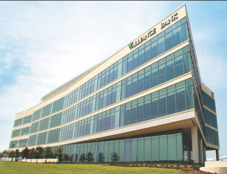 5900 S Lake Forest Dr, McKinney, TX à louer - Photo de l’immeuble – Image 1 sur 49