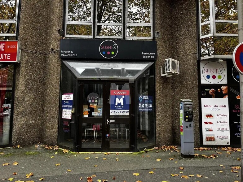Local commercial dans Évry-Courcouronnes à louer - Photo de l’immeuble – Image 3 sur 8