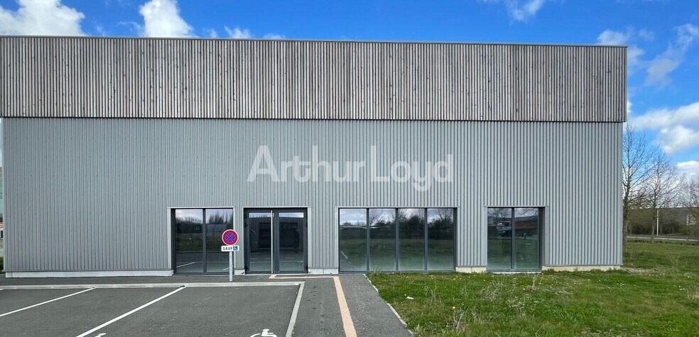 Local d’activités dans Arques à louer - Photo de l’immeuble – Image 2 sur 6