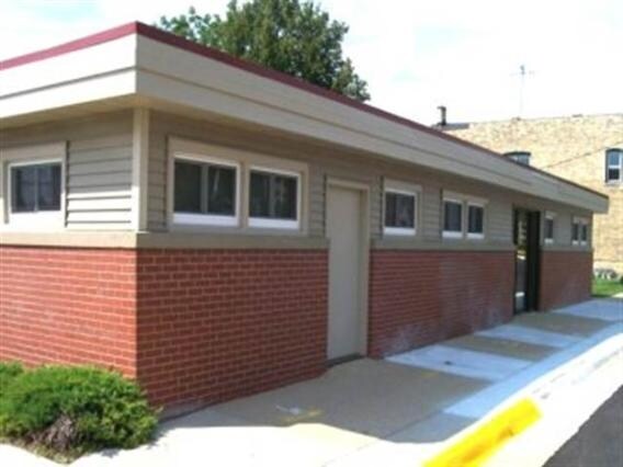 302 N 3rd St, Watertown, WI à louer - Photo de l’immeuble – Image 2 sur 17